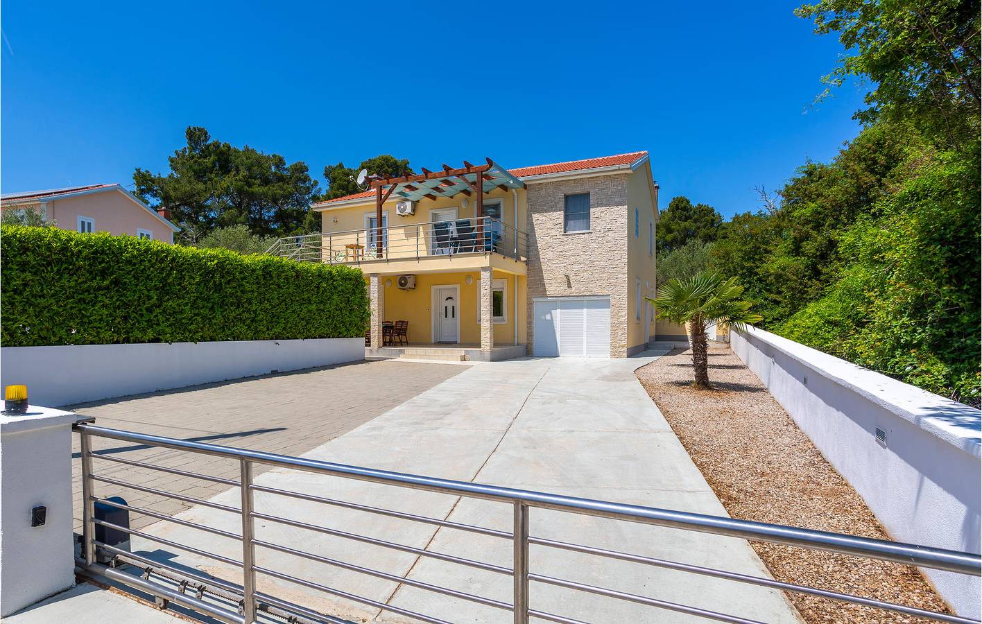 Ganze Ferienwohnung, Gemütliche 100 m² große Wohnung mit Pool, WLAN und Terrasse in der Nähe des Stadtzentrums in Krk Stadt, Krk