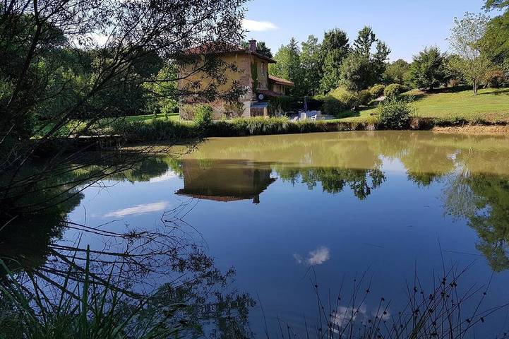 Gîte pour 14 personnes, avec jardin ainsi que terrasse et jacuzzi