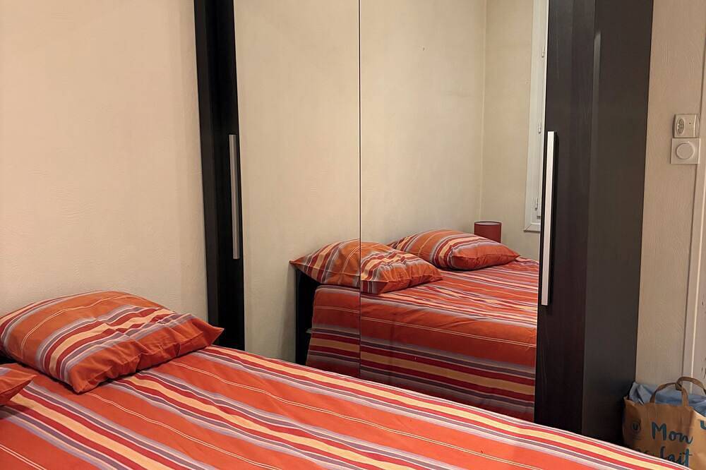 Leisure center and swimming pool 5 minutes away. Town center and Hyper U center 400m away. in Parthenay, Deux-Sèvres