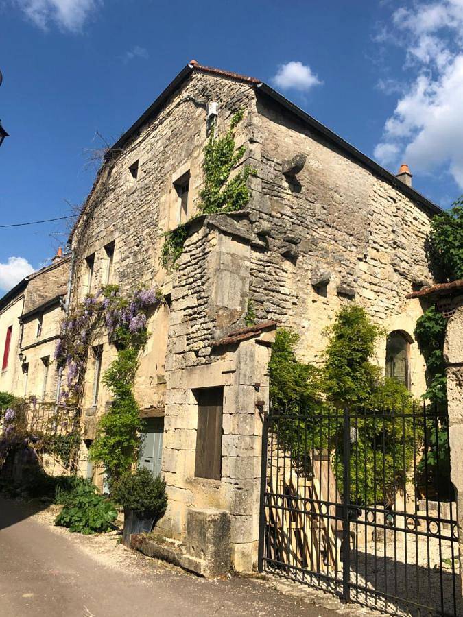 Four-Bedroom House in Flavigny-sur-Ozerain, Région de Montbard