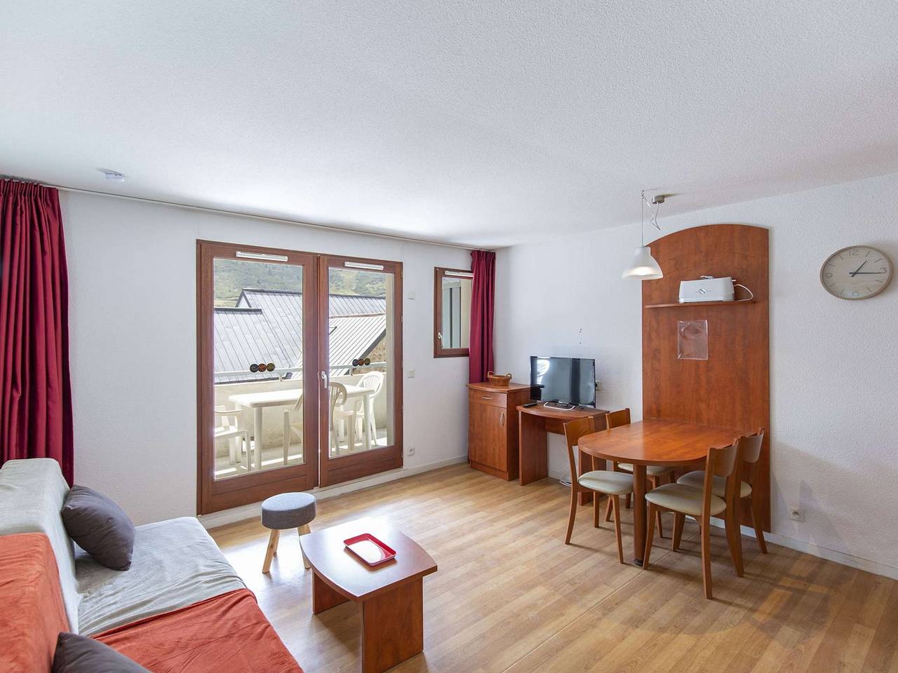 Entire studio, Cozy Studio with Terrace, Parking, Pool & Gym, Near Slopes, Sleeps 4 in La Mongie, Bagnères-de-Bigorre