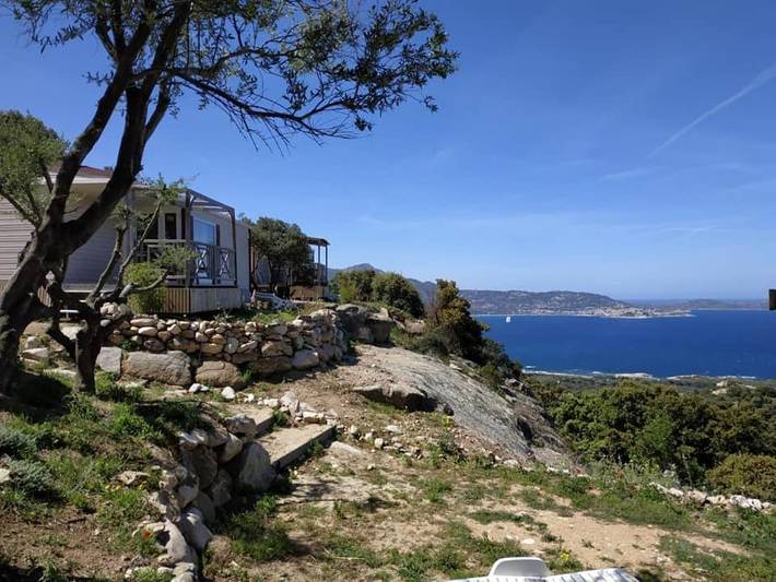 Camping pour 6 personnes, avec vue ainsi que piscine et terrasse