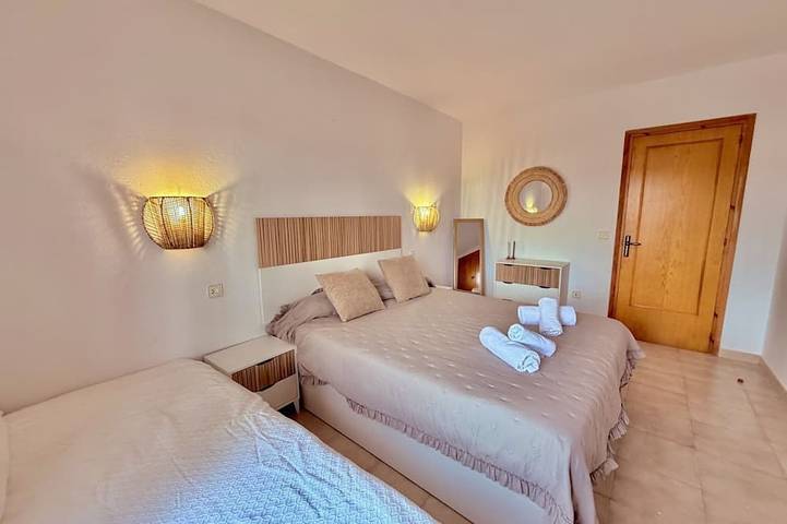 Apartamento entero, Sa Caleta Apartamento con piscina junto a la playa in Cala Blanes, Ciudadela