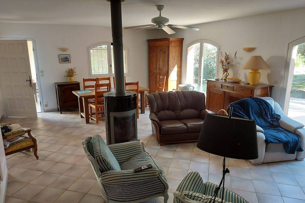 Mas of 150 M2 Saint Rémy de Provence, large swimming pool on well wooded land. in Graveson, Arles region