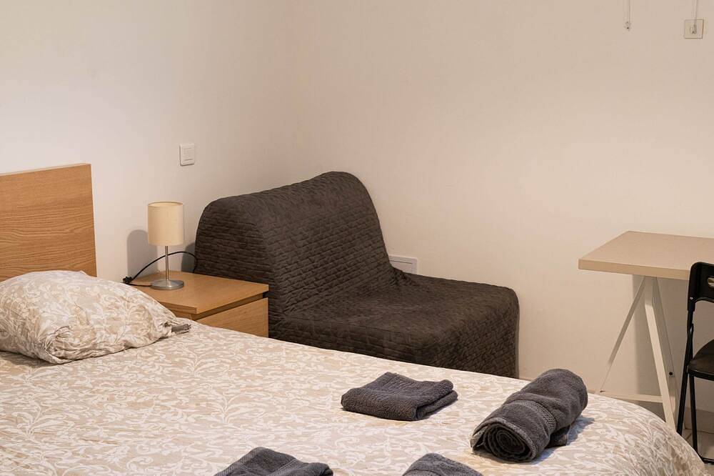 Entire apartment, Gîte Pinède. Bas de Villa 2 Ch, Terrasse, Parking in Velaux, Aix-en-Provence region