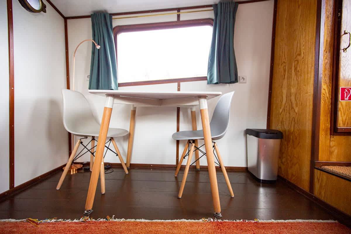 Marie's Houseboat Studio in Amsterdam Centre in Costa Holandesa