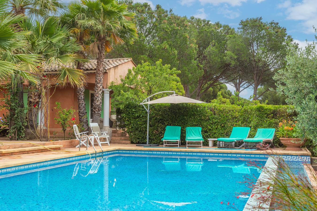 Appartement entier, Appartement Domi avec piscine partagée, terrasse privée et Wi-Fi in Grimaud, Région de Draguignan