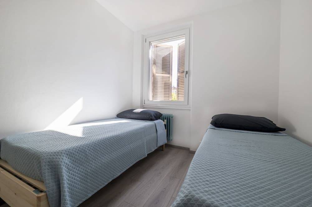 Entire apartment, Guesthost - Elegant apartment of 65 sqm, for 4 people, located on the third floor of a building with an elevator (Not suitable to disabled guests - 4 steps). The property is located in the heart of Belluno's historic center, in a panoramic position offer in Belluno, Schiara