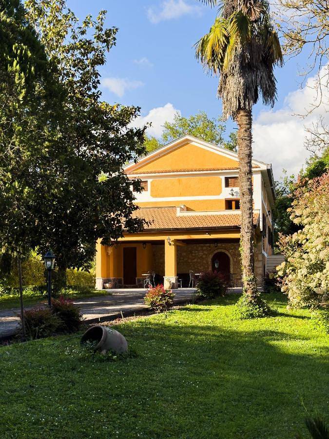 Location de vacances pour 2 personnes, avec terrasse et jardin ainsi que piscine et vue à Atina