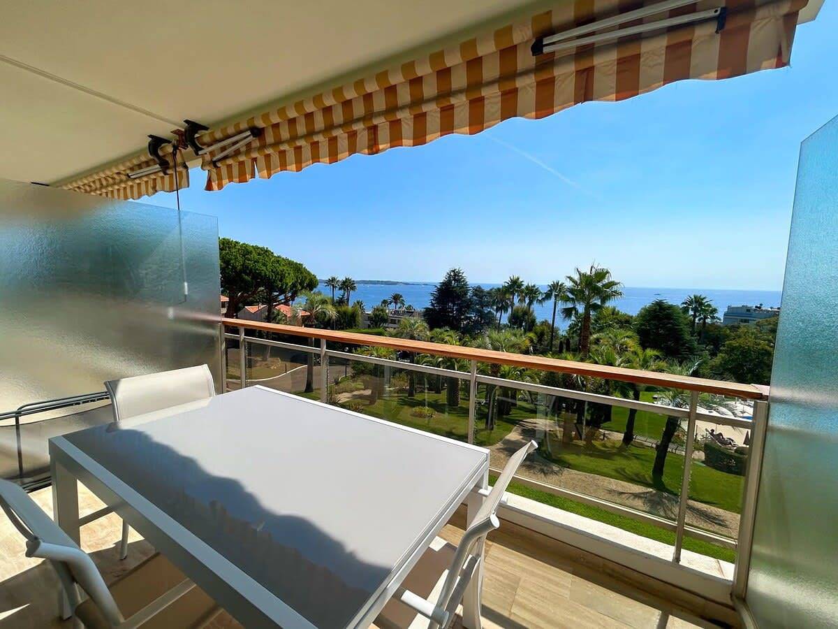 Geheel appartement, A085 Superbe vue Mer/Piscine/Tennis Golfe Juan in Vallauris, Cannes regio