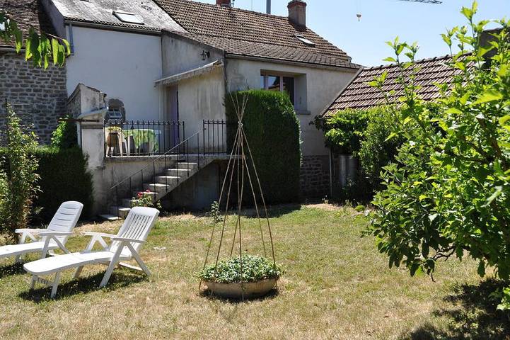 Gîte pour 9 personnes, avec terrasse ainsi que jardin et jacuzzi à Genay