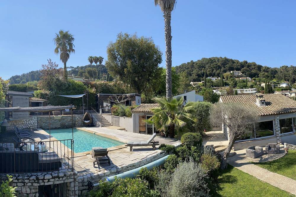 Entire apartment, Private resort style living with spectacular views near Saint Paul de Vence in La Colle-sur-Loup, Cannes region