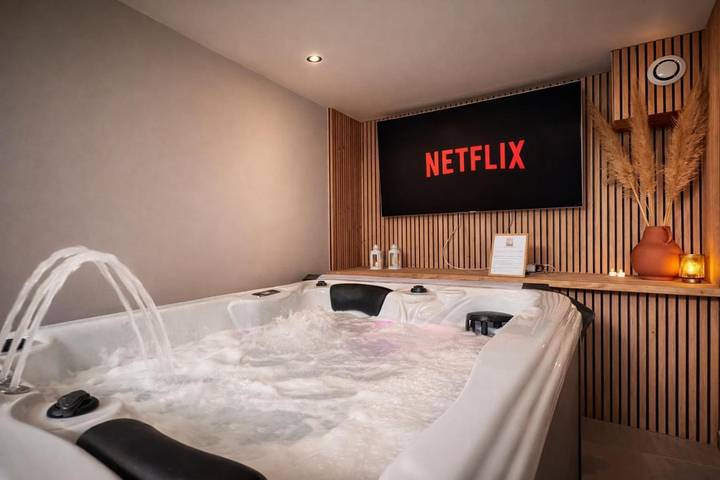 Hôtel pour 2 personnes, avec Terrasse et Jacuzzi ainsi que Jardin et Vue à Cintegabelle