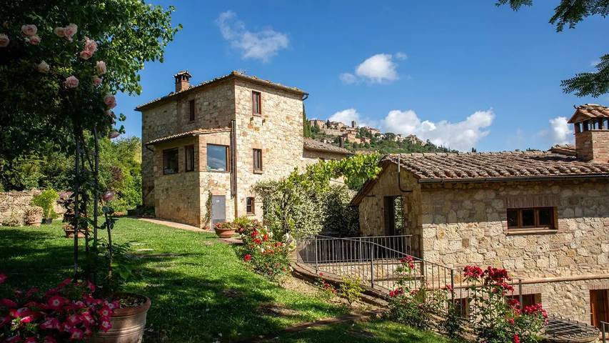 Location de vacances pour 16 personnes, avec jardin ainsi que piscine et jacuzzi à Montepulciano