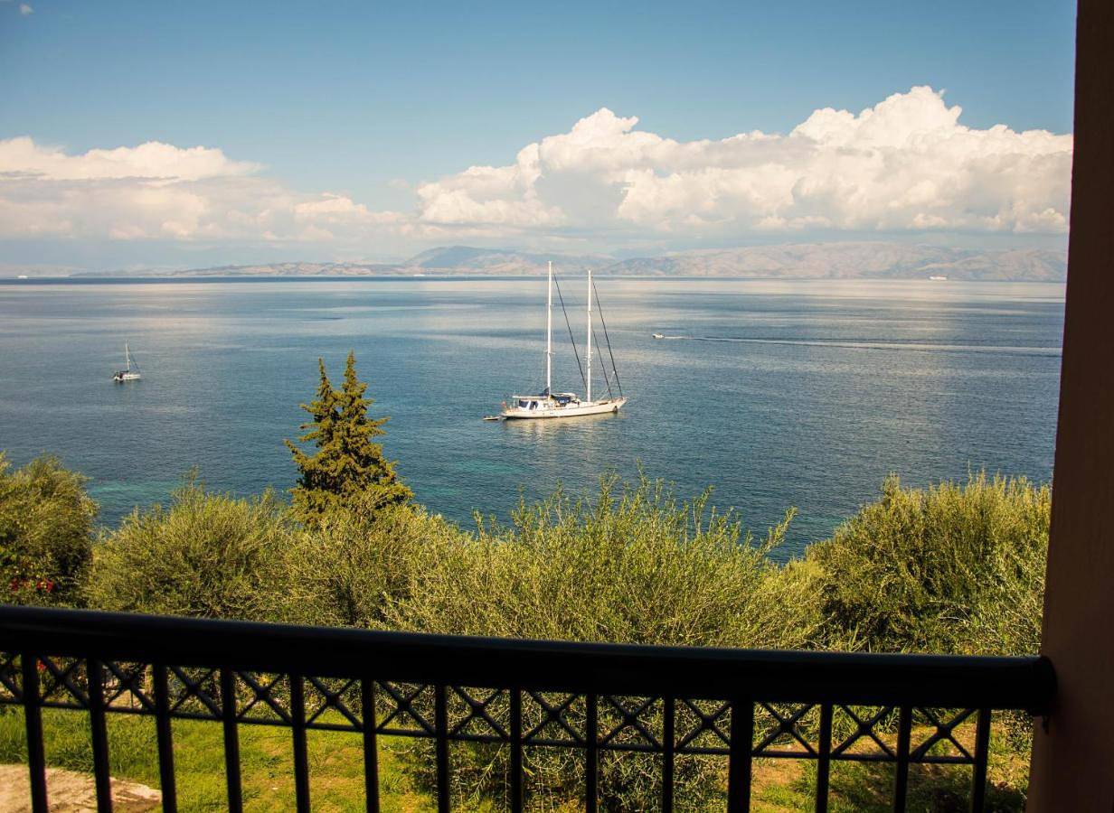 Villa with Sea View in Benitses, Corfu, Korfu