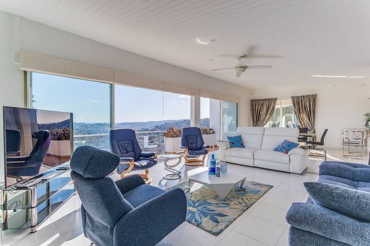 Villa Loupa by Riviera Holiday Homes in La Colle-sur-Loup, Costa mediterránea (Francia)
