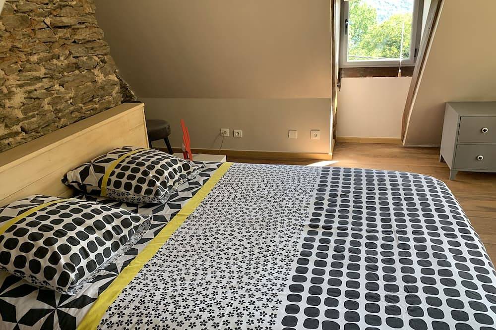 Maison cosy dans un écrin de verdure in Cassaniouze, Région d'Aurillac