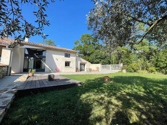 Location de vacances pour 4 personnes, avec Terrasse ainsi que Jardin et Vue à La Bégude-de-Mazenc