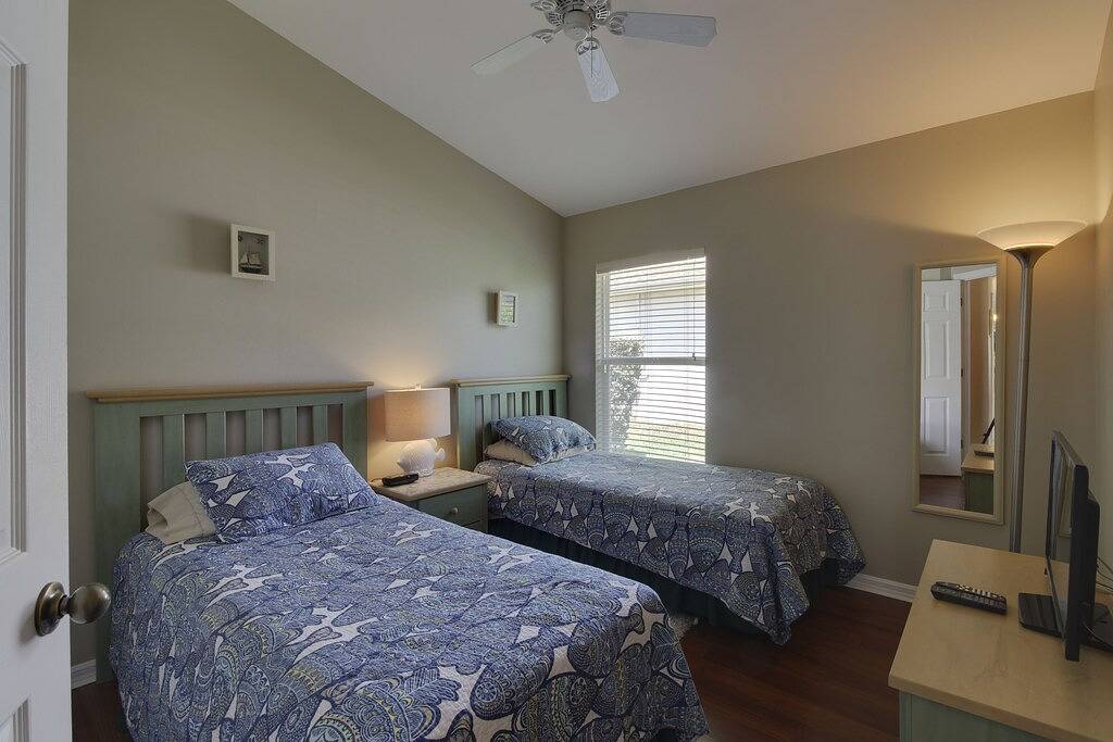 Ufer zu Hause w / private überdachten Pool und Terrasse - Golfplätze in der Nähe! in Iona, Southwest Florida