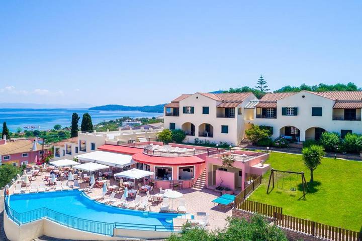 Hôtel pour 3 personnes, avec Balcon et Terrasse ainsi que Jardin et Piscine