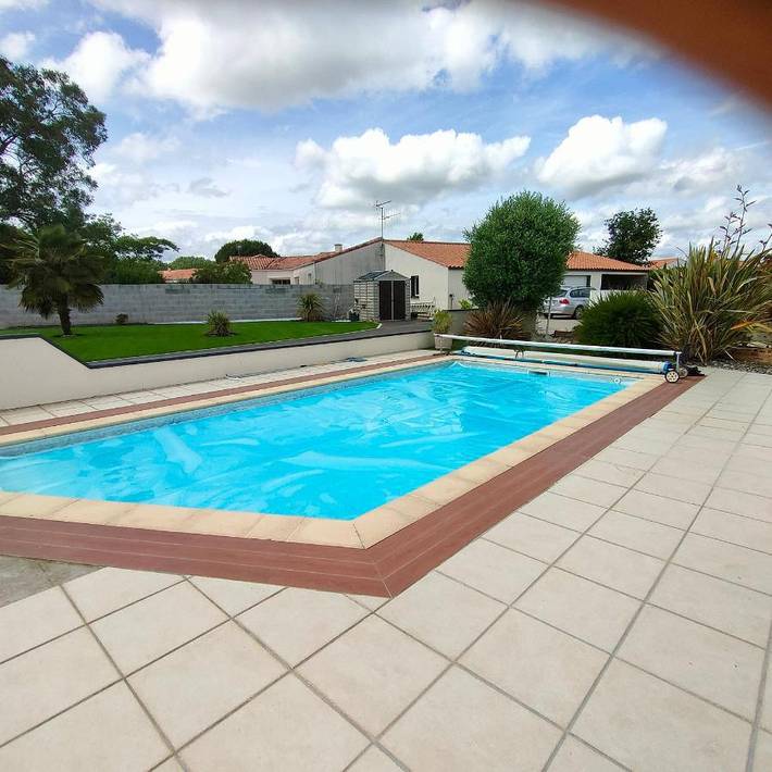 Maison d’hôte pour 2 personnes, avec Terrasse et Jardin ainsi que Piscine et Vue à Curzon (homonymie)