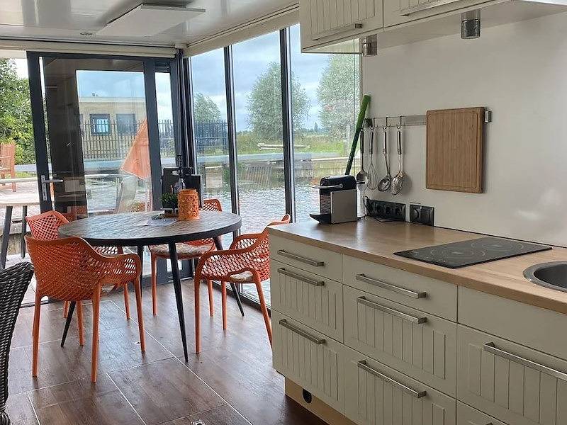 Vakantiefriesland — Einzigartiges Hausboot Warns mit eigenem schwimmenden Steg und Terrasse in Ijsselmeer