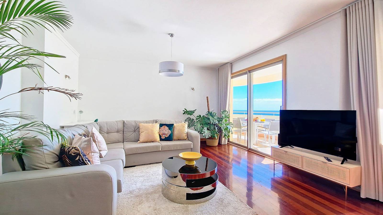 Entire apartment, Glorious Apartment by Lovelystay in São Martinho, Madeira