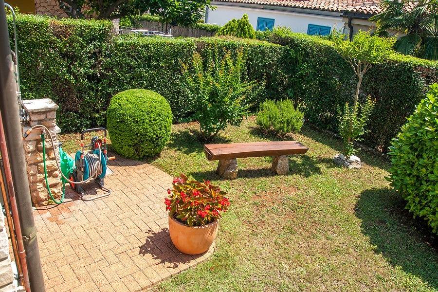 Schönes Ferienhaus mit Terrasse und Gartenblick in Karigador, Umag und Umgebung