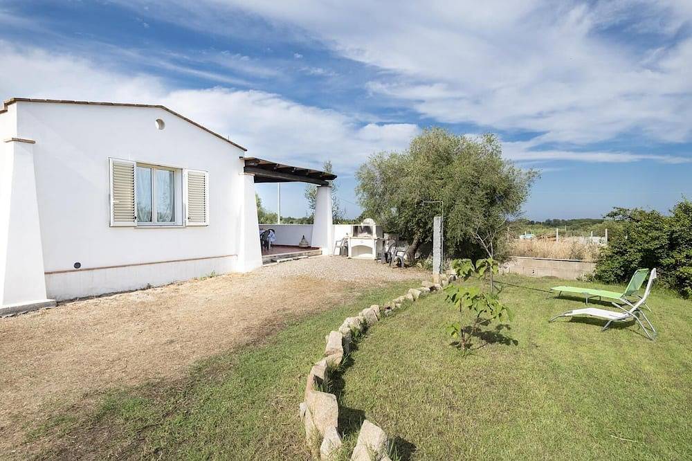 Lovely detached cottage with large outdoor space, 700 m. from the beach in Lotzorai, Ogliastra Provinz