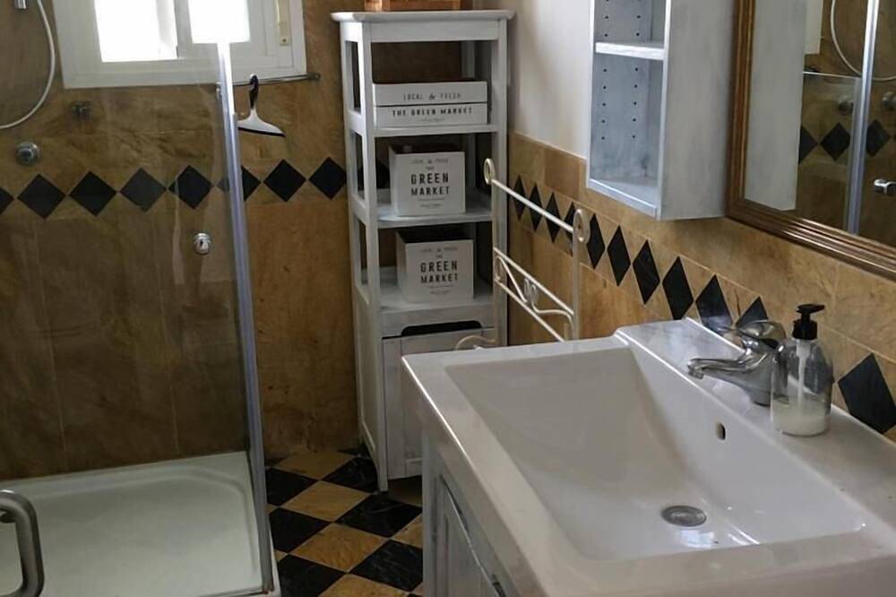 Finca Tres Coronas, con las olas del mar in La Fontanilla, Conil de la Frontera