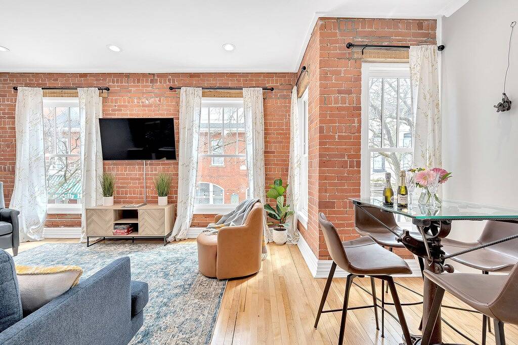 Ganze Wohnung, The Holly Herald Downtown Battle Alley in Holly Michigan, Oakland County