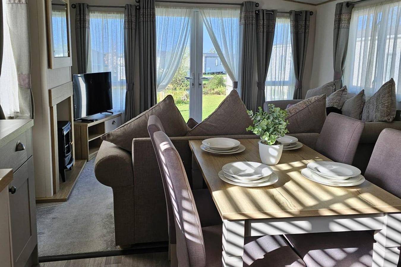 Premium Caravan - Sleeps 6 - Parking - Pool in Hunstanton, Norfolk Coast