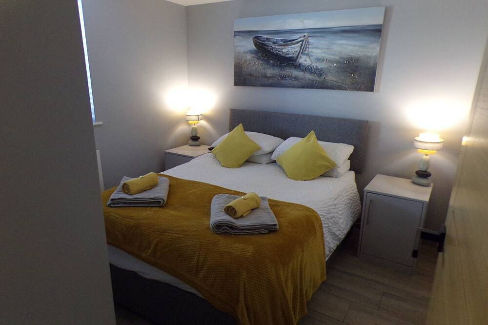 Entire apartment, 4thedome - Where comfort meets the coast in Barton on Sea, Hampshire