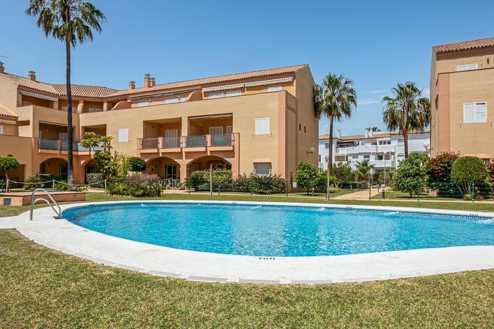 Ferienwohnung für 6 Personen, mit Balkon/Terrasse und Garten sowie Kinderpool und Pool
