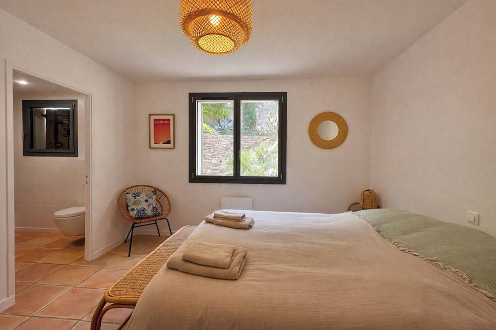 Villa La Sarrazine • Port of Niel • Sea view in La Madrague, Hyeres