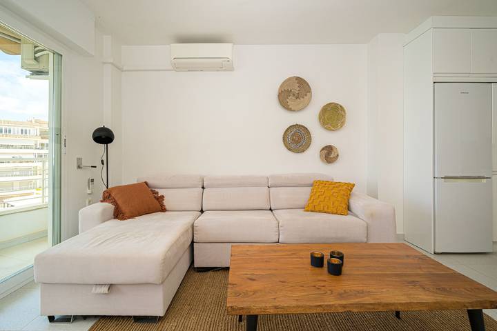 Apartamento entero, Apartamento "Costabella Altea" con vistas a la montaña, piscina, Wi-Fi, jardín y terraza. in Platja del Cap Negret (Altea), Altea