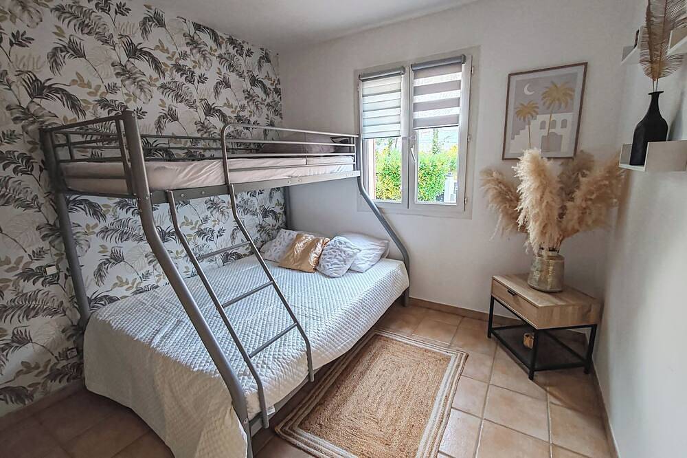 Large 4-bedroom villa, covered swimming pool, pétanque, volleyball... in Sainte-Anastasie-sur-Issole, Región Brignoles