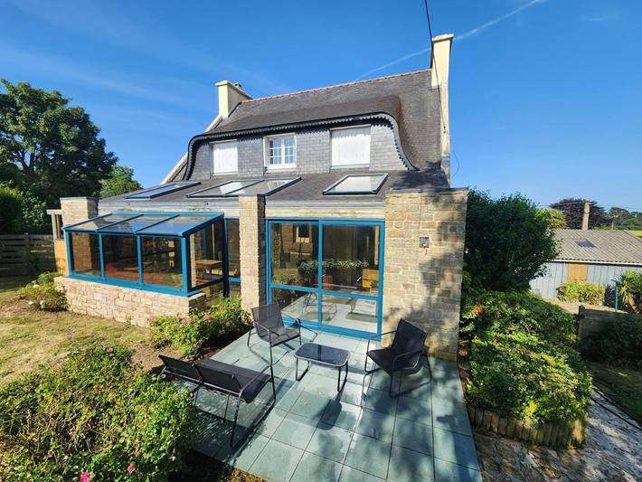 Location de vacances pour 8 personnes, avec terrasse ainsi que jardin et jacuzzi à Lesneven