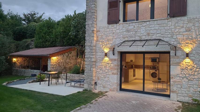 Location de vacances pour 4 personnes, avec Terrasse ainsi que Jardin et Vue à Dun-sur-Meuse