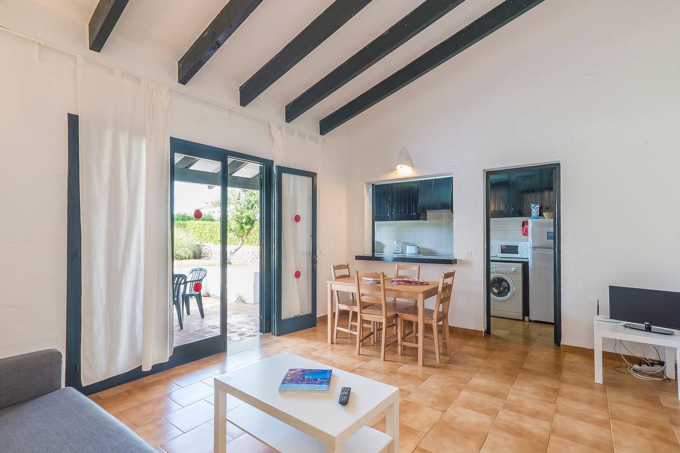 Preciosa casa de vacaciones en complejo residencial con piscina, Wi-Fi, terraza y césped in Binisafuller Platja, Sant Lluís