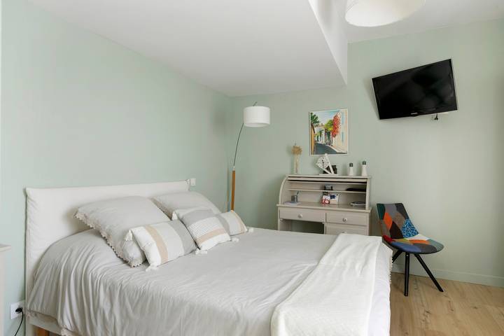 Bed and Breakfast 'Chambre Opaline' with Private Terrace, Private Garden and Wi-Fi in Marennes, Côte de Beauté