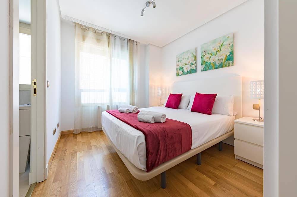 Entire apartment, Las Tablas - 2 Bedrooms with terrace in Punto de Atención al Ciudadano, Madrid