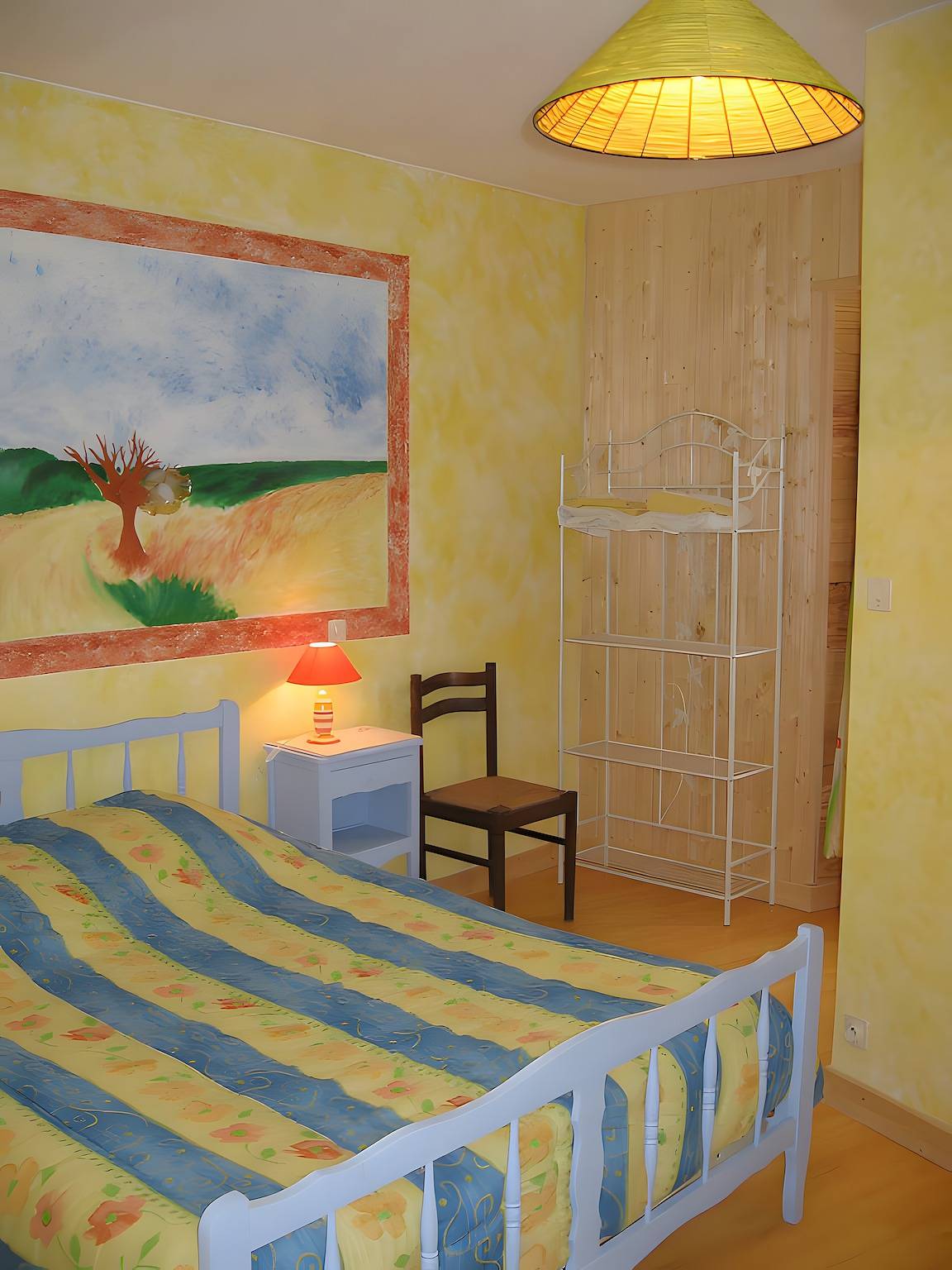 Chambres d'hôtes "le Volcan d'Aizac" - chambre jaune in Aizac, Parc naturel régional des Monts d'Ardèche