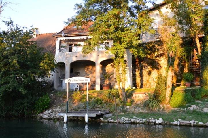 Gîte pour 10 personnes, avec terrasse et jardin, animaux acceptés