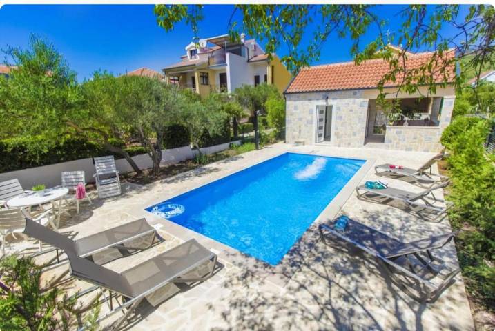 Villa pour 9 personnes, avec Balcon et Terrasse ainsi que Jardin et Piscine à Tribunj