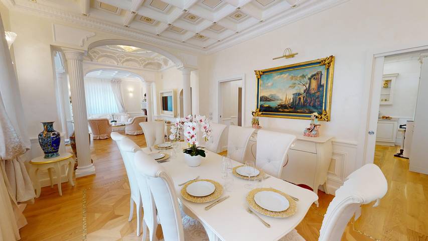 Villa per 10 persone, con giardino e idromassaggio nonché sauna, adatto a famiglie con bambini a Salò