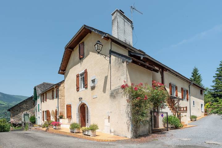 Entire apartment, Bellevue Accous Apartment with Mountain Views, Private Terrace and Wi-Fi in Accous, Béarn