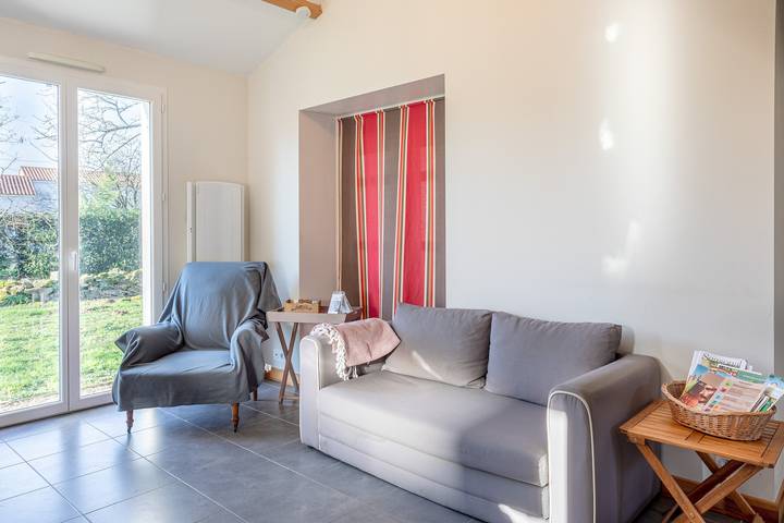 Holiday Home 'Petite Maison' with Private Garden and Wi-Fi in Saint-Georges-de-Pointindoux, Loire Valley