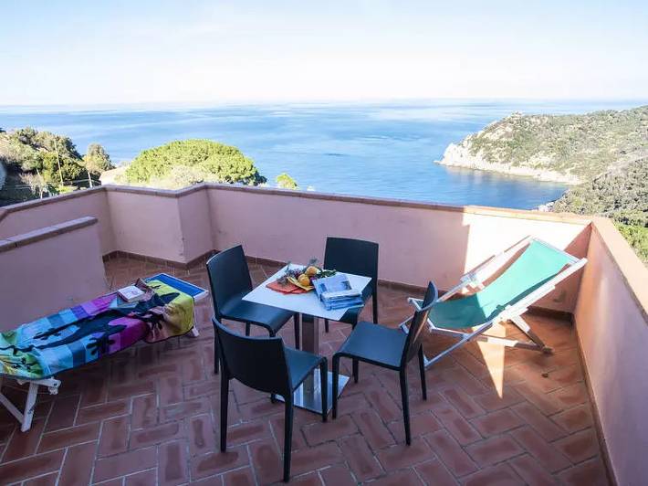 Rustico per 4 persone, con terrazza sull' Isola d'Elba