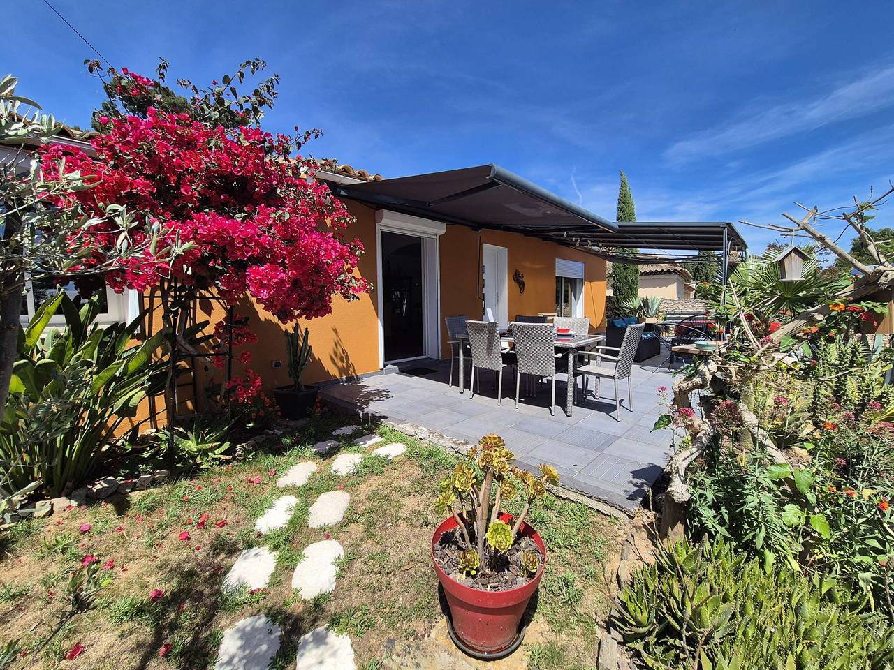 Villa 2 chambres de plain pied, climatisation, internet plages et commerces à proximité in La Seyne-sur-Mer, Côte méditerranéenne (France)